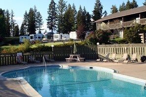 Kauden mukainen ulkouima-allas avoinna 8.00–20.00, aurinkotuoleja