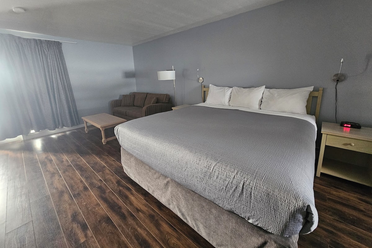 豪華客房, 1 張特大雙人床和 1 張沙發床 | 熨斗/熨衣板、免費無線上網、床單