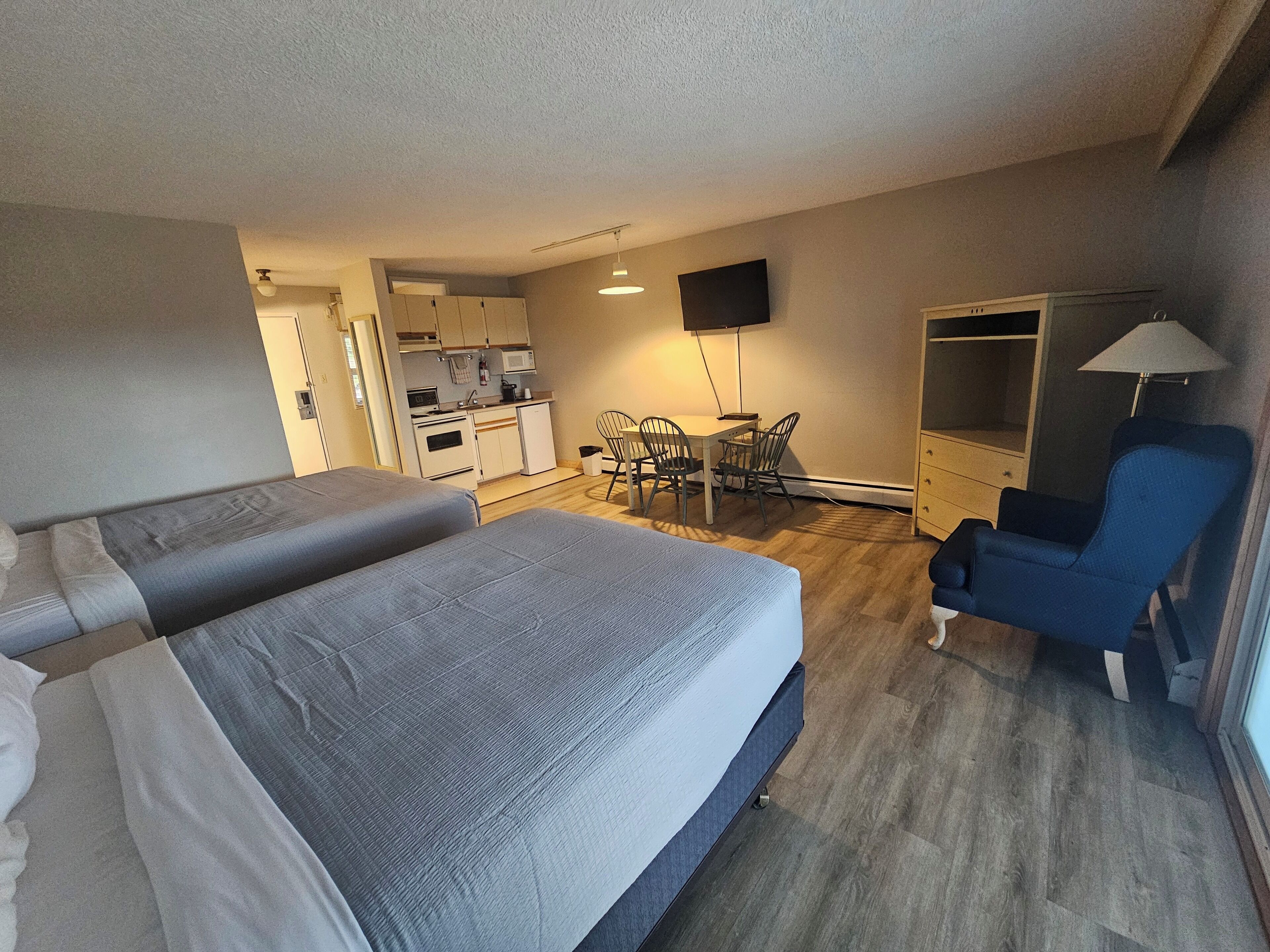 Deluxe Double Room, Kitchenette | Iron/ironing board, free WiFi, bed sheets