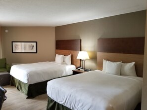 Hypo-allergenic bedding, desk, laptop workspace, blackout drapes - Stayable Select Gainesville (Gainesville)