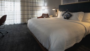 Room, 1 King Bed | Hypo-allergenic bedding, down comforters, desk, blackout drapes