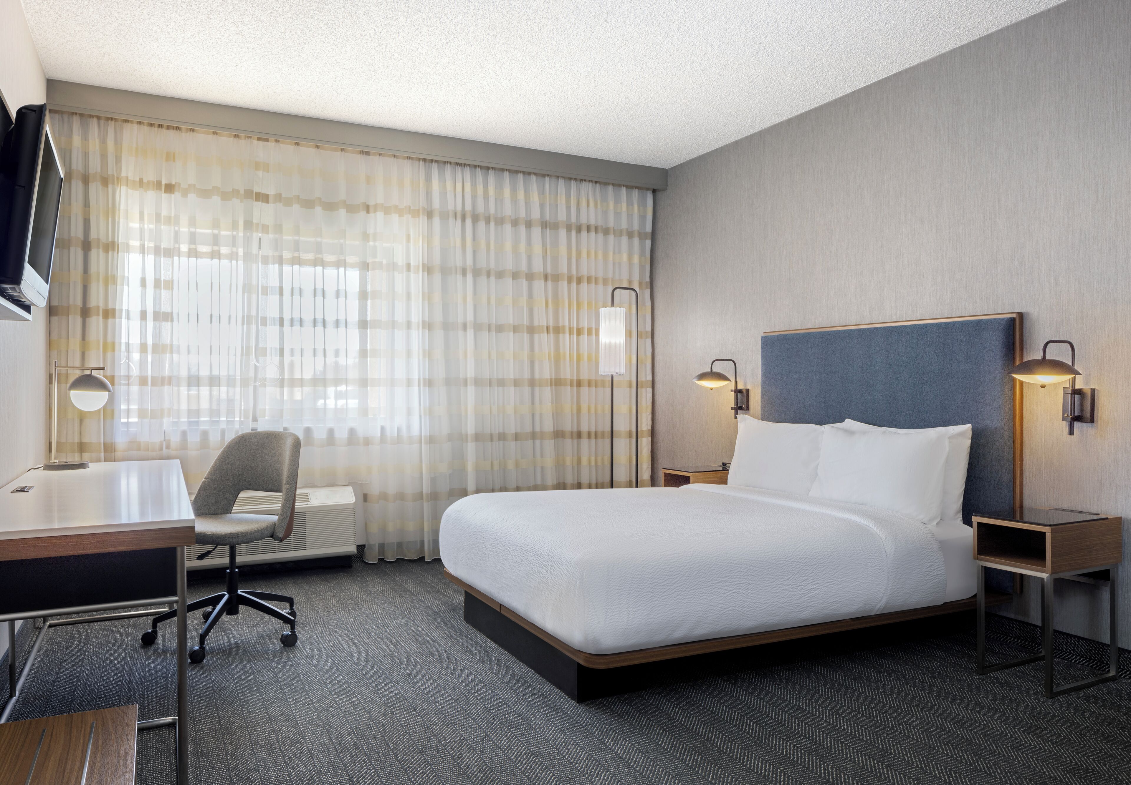 Room, 1 Queen Bed, Hearing Accessible (Accessible Bathtub) | Hypo-allergenic bedding available, down comforters, desk
