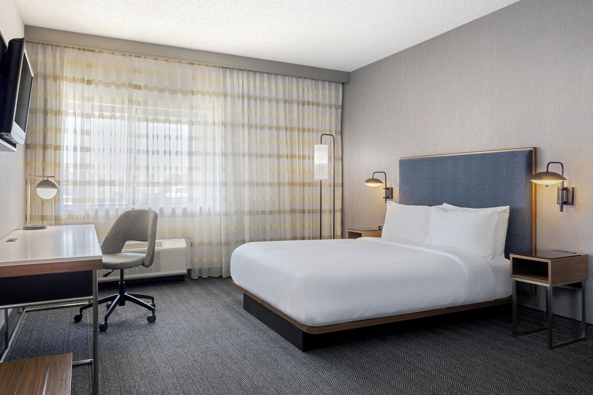 Room, 1 Queen Bed, Hearing Accessible (Accessible Bathtub) | Hypo-allergenic bedding available, down comforters, desk