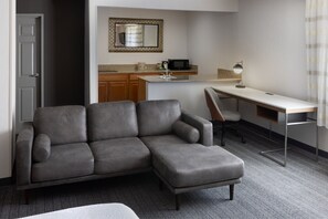 Hypo-allergenic bedding, down comforters, desk, blackout drapes - Courtyard by Marriott Santa Fe (Santa Fe)