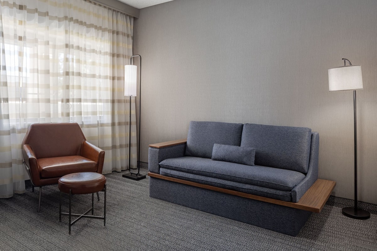 Suite, 1 Bedroom, Hearing Accessible (Accessible Bathtub) | Living area