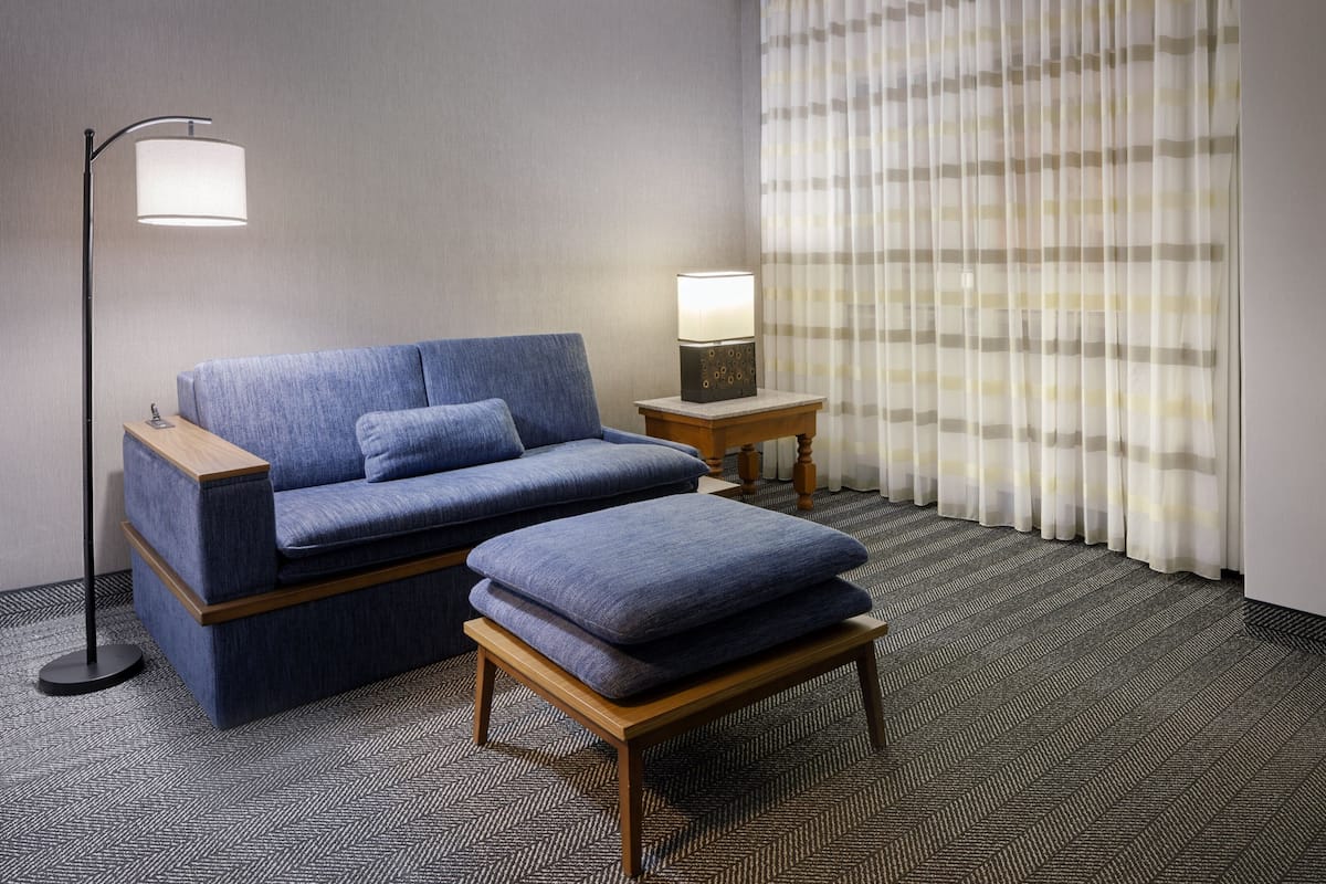 Suite, 1 habitación | Ropa de cama hipoalergénica, edredón, escritorio y cortinas blackout