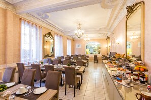 Daily continental breakfast (EUR 12.00 per person)