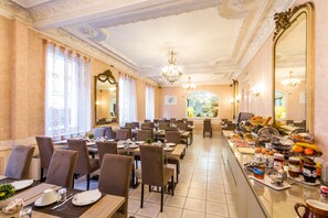 Dagelijks ontbijtbuffet (EUR 14 per persoon)
