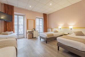 Vierpersoonskamer | Een kluis op de kamer, een bureau, verduisterende gordijnen