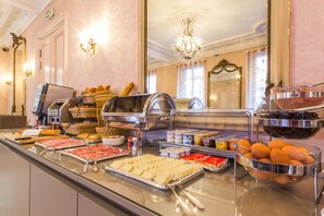 Se ofrece un desayuno bufé todos los días (14 EUR por persona)