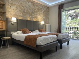 Habitación superior con 2 camas individuales | Caja fuerte, escritorio, cortinas opacas y sistema de insonorización