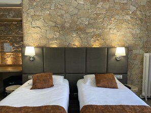 Habitación superior con 2 camas individuales | 1 dormitorio, caja fuerte, escritorio y cortinas opacas