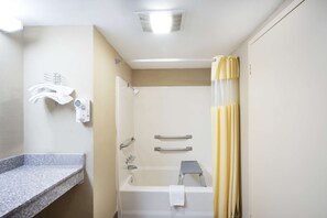 办公桌、免费 WiFi、床单