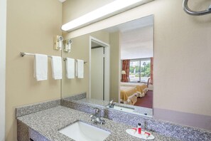 Escritorio, wifi gratis, ropa de cama