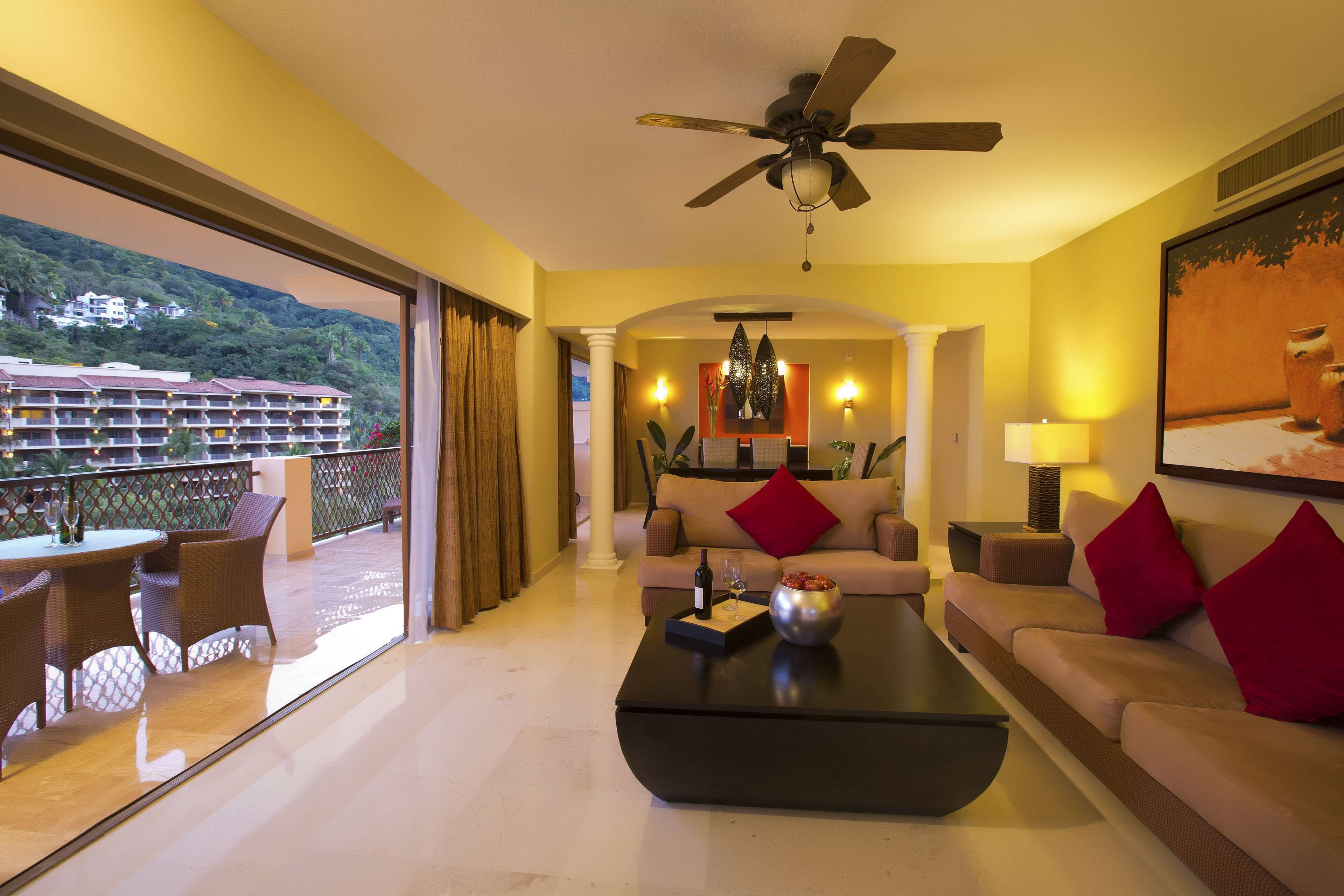 Suite Premium, vista mare (Level) | Minibar con snack e bevande gratuite, una cassaforte in camera