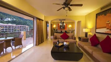 Phòng Suite Premium, quang cảnh biển (Level) | Minibar với thức uống miễn phí, két bảo mật tại phòng, bàn