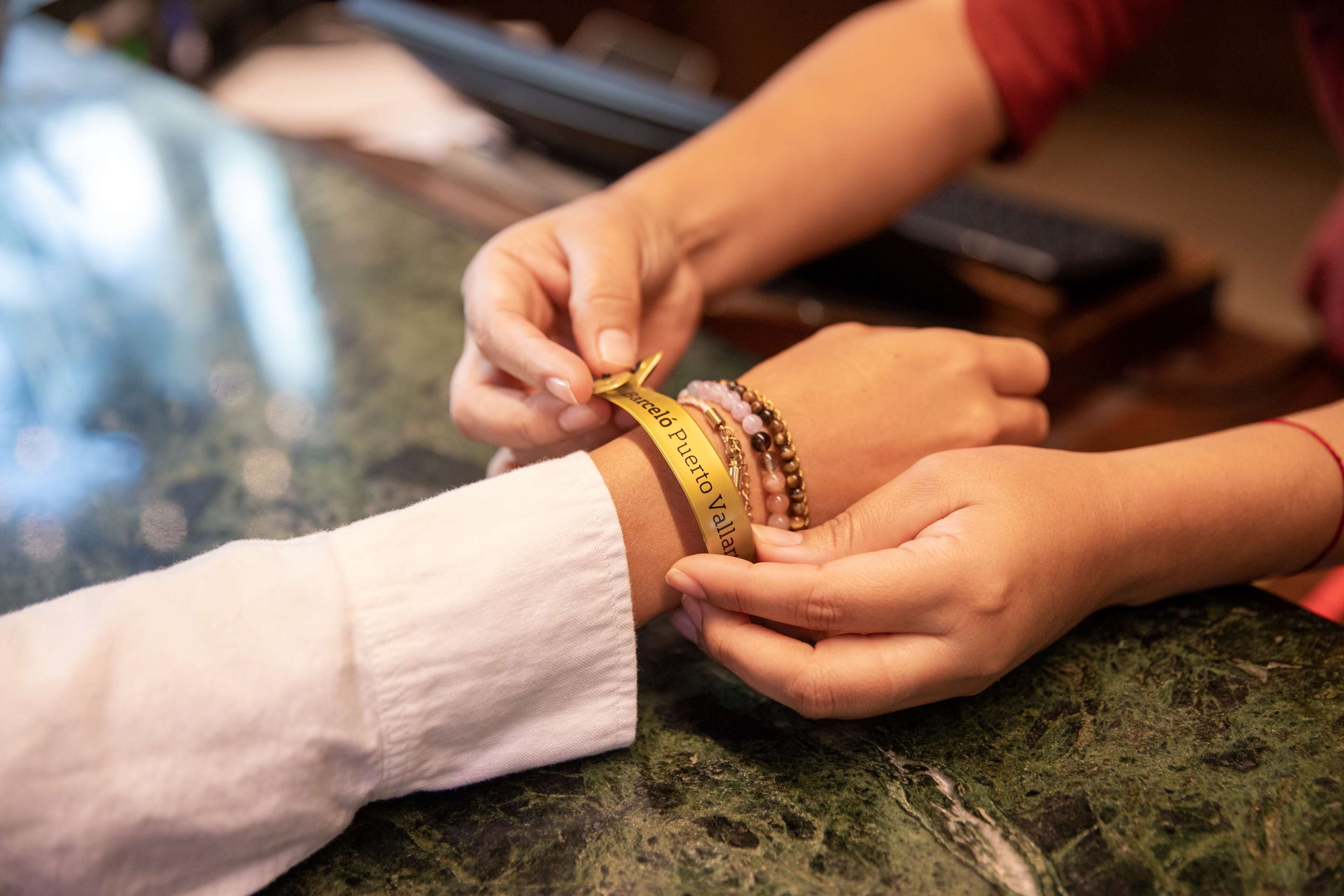 Eine Person trägt ein Armband mit Namensschild.