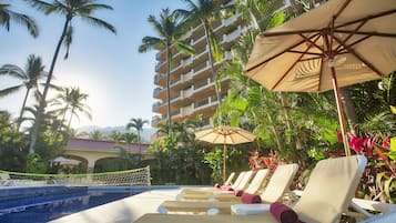 4 hồ bơi ngoài trời, dù/ô trên bãi biển/hồ bơi, ghế dài tắm nắng