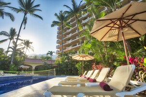 4 piscinas al aire libre, sombrillas, sillones reclinables de piscina