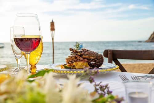 5 restaurants, breakfast, lunch, dinner served; international cuisine