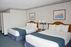 Bathtub, hair dryer, towels - Travelodge by Wyndham Milwaukee (Milwaukee)