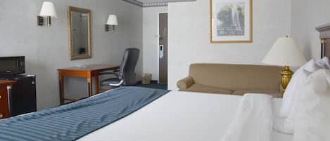 Studio Suite, 1 King Bed, Non Smoking | Blackout drapes, iron/ironing board, free WiFi, bed sheets