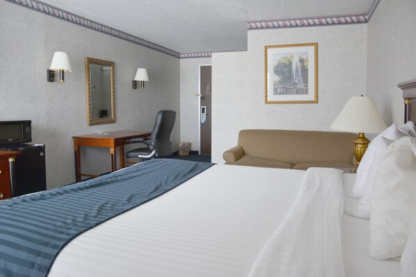 Studio Suite, 1 King Bed, Non Smoking | Blackout drapes, iron/ironing board, free WiFi, bed sheets