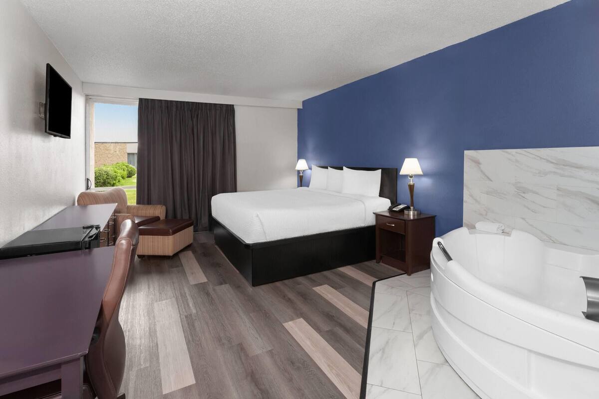 Studio Suite, 1 King Bed, Non Smoking | Jetted tub