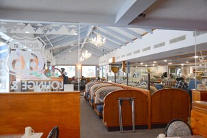 Se sirven desayunos, almuerzos y cenas; cocina americana