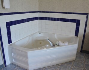 Chambre, 1 très grand lit, baignoire à remous | Baignoire à hydromassage