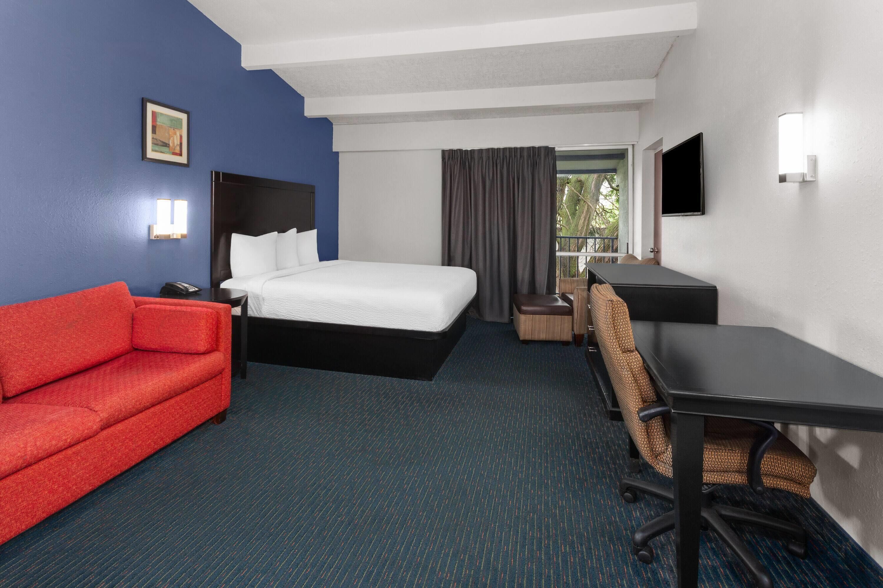 Studio Suite Deluxe, 1 giường cỡ king, không hút thuốc | Màn/rèm cản sáng, bàn ủi/dụng cụ ủi quần áo, bộ trải giường 