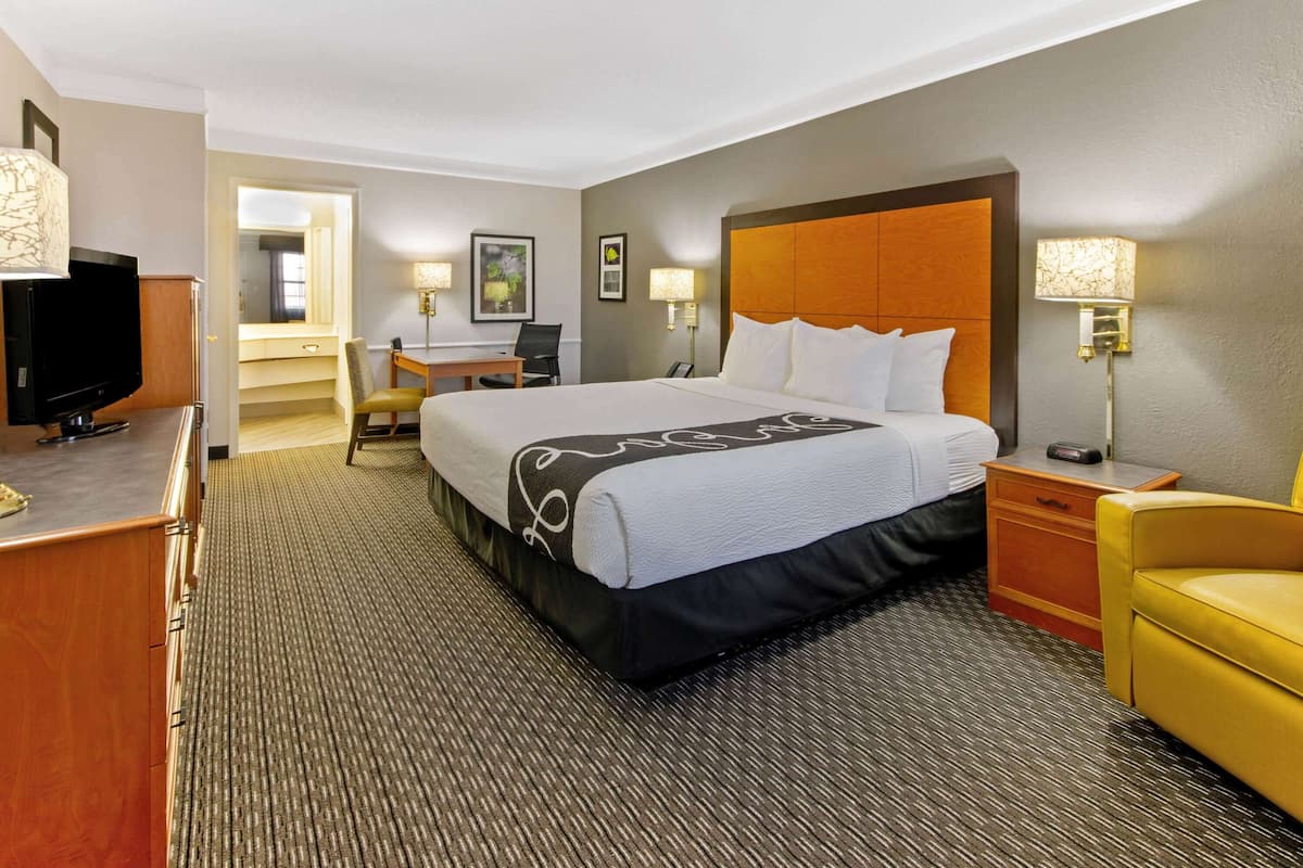 Room, 1 King Bed | Premium bedding, desk, blackout drapes, iron/ironing board