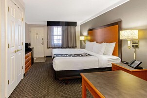 Room, 1 King Bed | Premium bedding, desk, blackout drapes, iron/ironing board