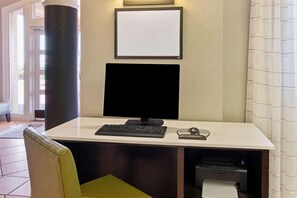 Business centre - La Quinta Inn by Wyndham Santa Fe (Santa Fe)