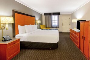 Room, 1 King Bed, Accessible (Mobility Accessible) | Premium bedding, desk, blackout drapes, iron/ironing board - La Quinta Inn by Wyndham Santa Fe (Santa Fe)