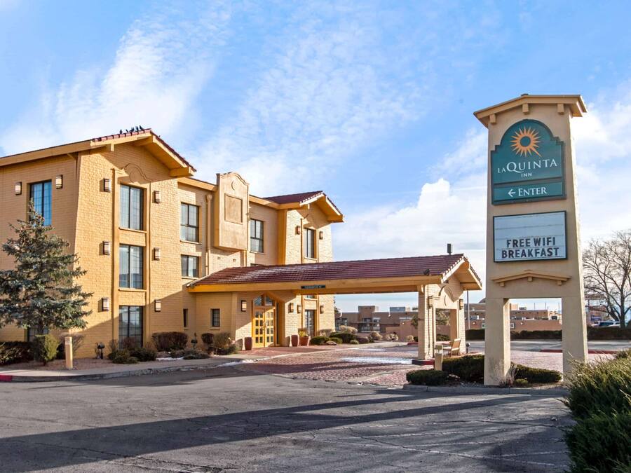 A La Quinta Inn with a sign indicating free wifi and breakfast.