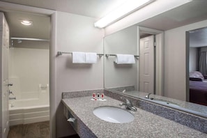 Combined shower/tub, free toiletries, hair dryer, towels