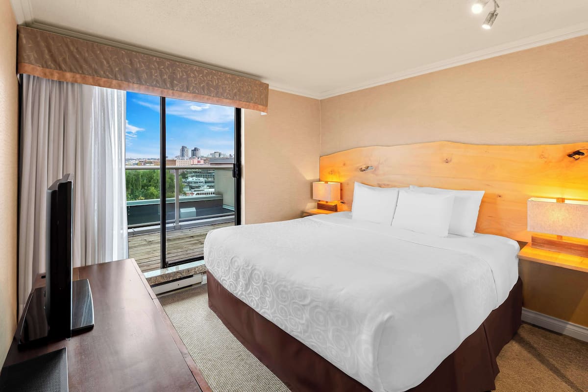 Hypo-allergenic bedding, pillow-top beds, in-room safe, desk