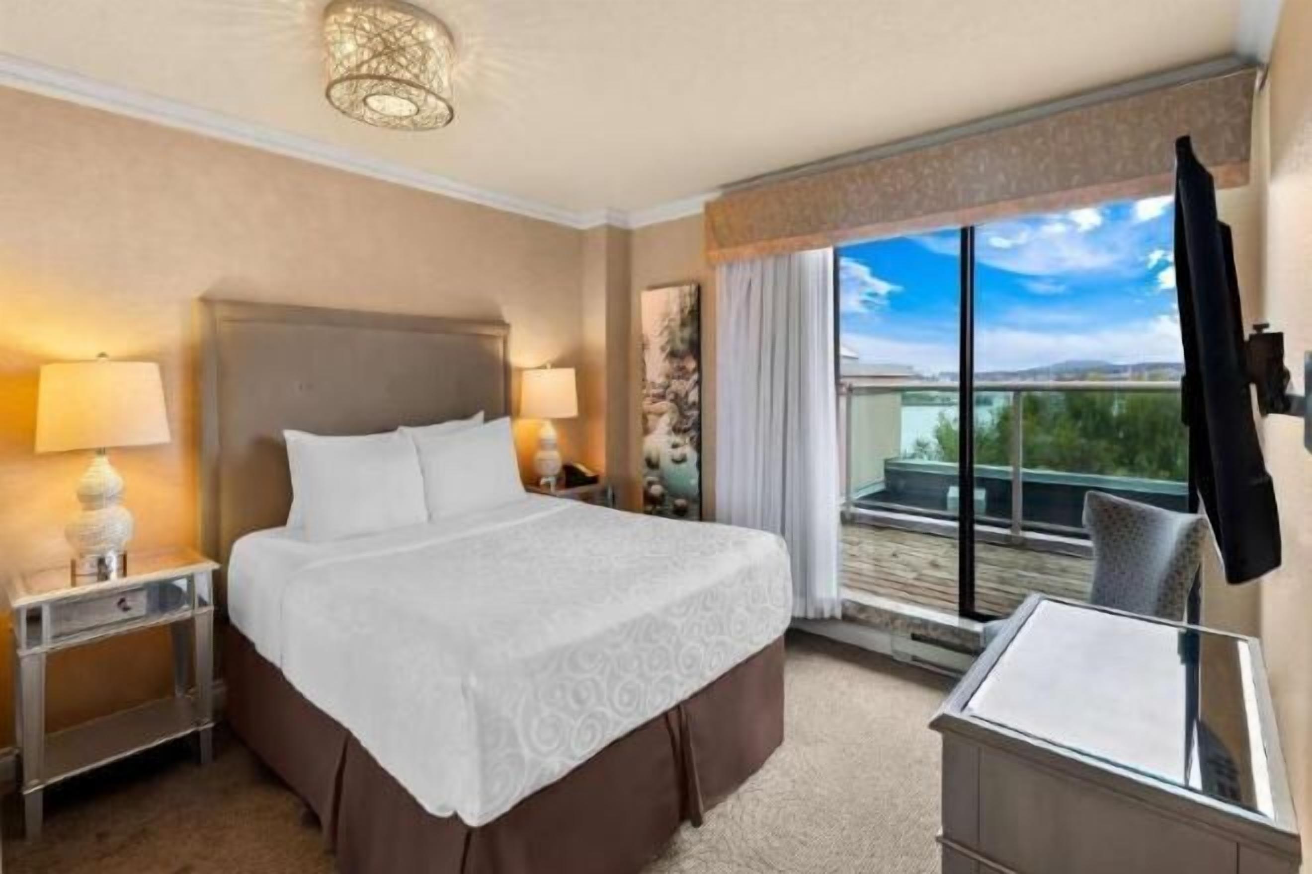 Hypo-allergenic bedding, pillowtop beds, in-room safe, desk