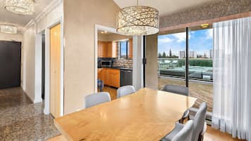 Suite, 1 cama King size, cocina, vista al puerto (Penthouse;with Sofabed) | Ropa de cama hipoalergénica y camas con pillow-top