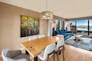 Suite, 1 cama de matrimonio grande, cocina, vistas al puerto (Penthouse;with Sofabed) | Ropa de cama hipoalergénica y colchones con acolchado adicional