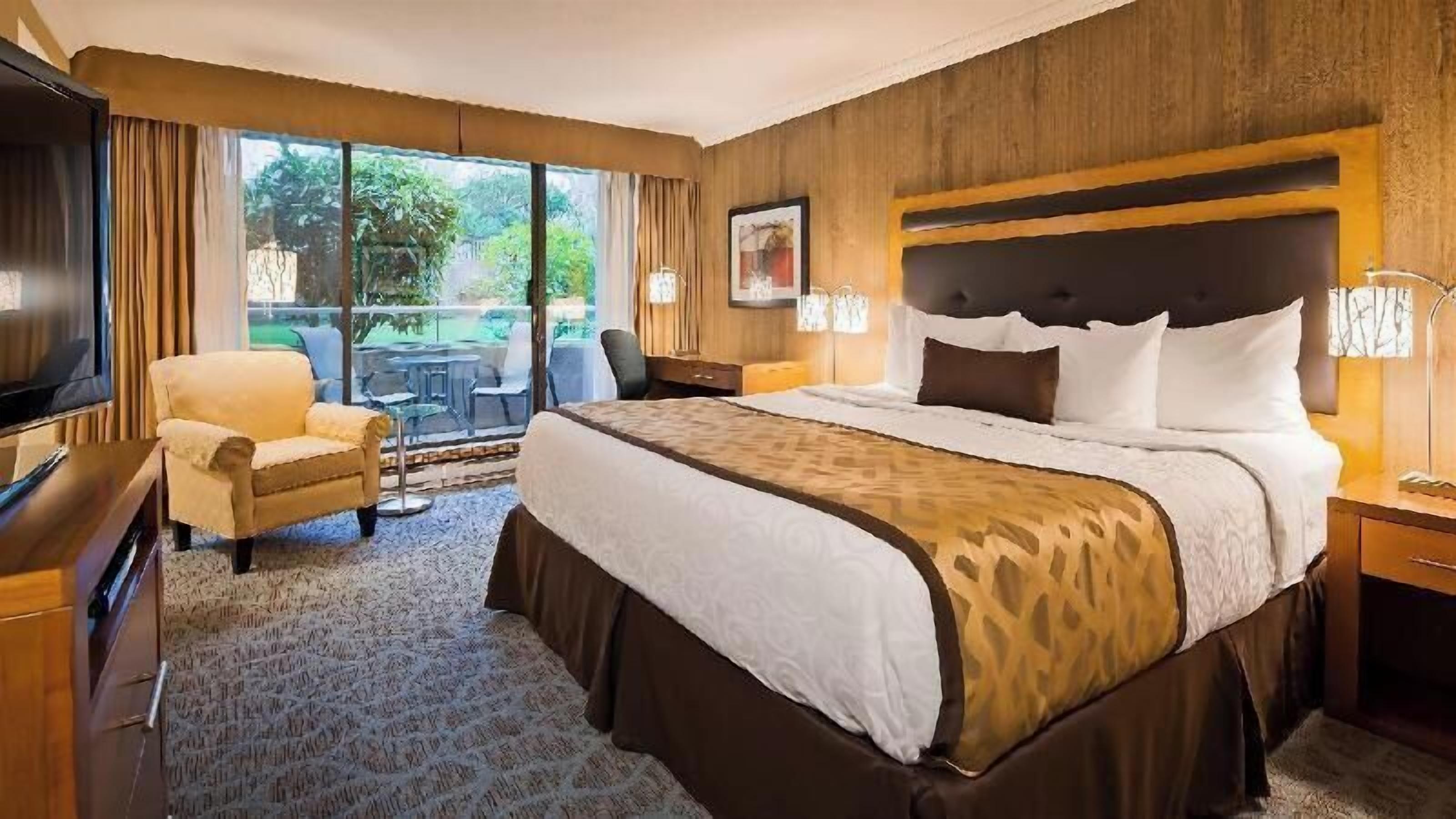 Hypo-allergenic bedding, pillowtop beds, in-room safe, desk