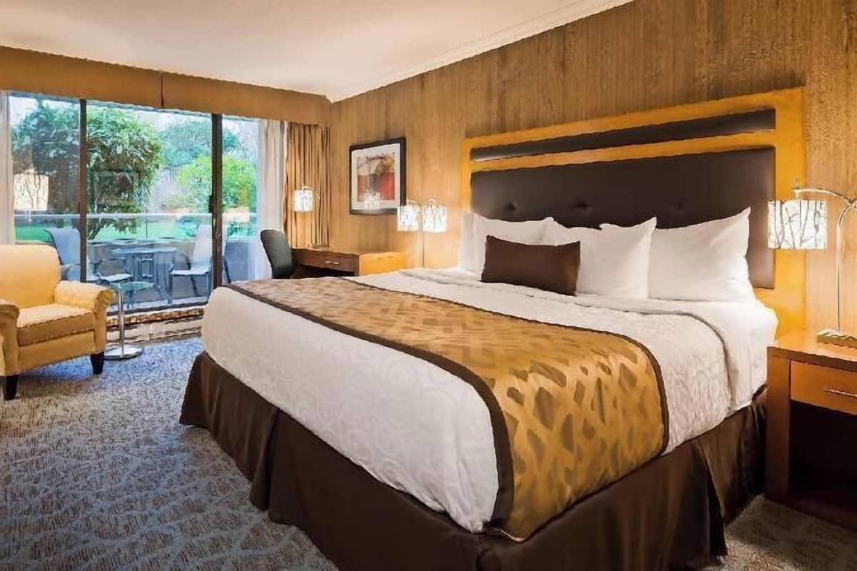 Hypo-allergenic bedding, pillowtop beds, in-room safe, desk