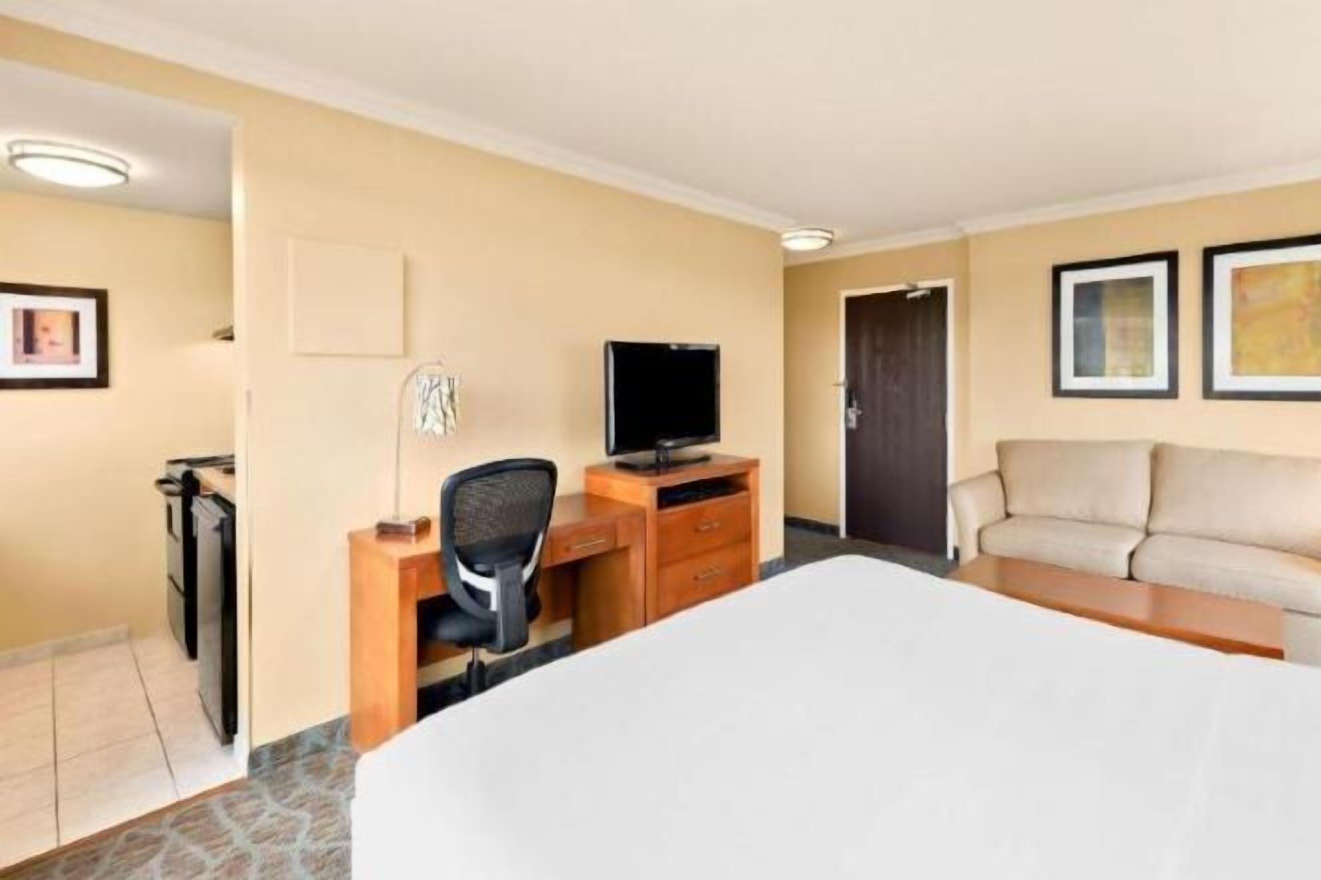 Hypo-allergenic bedding, pillowtop beds, in-room safe, desk