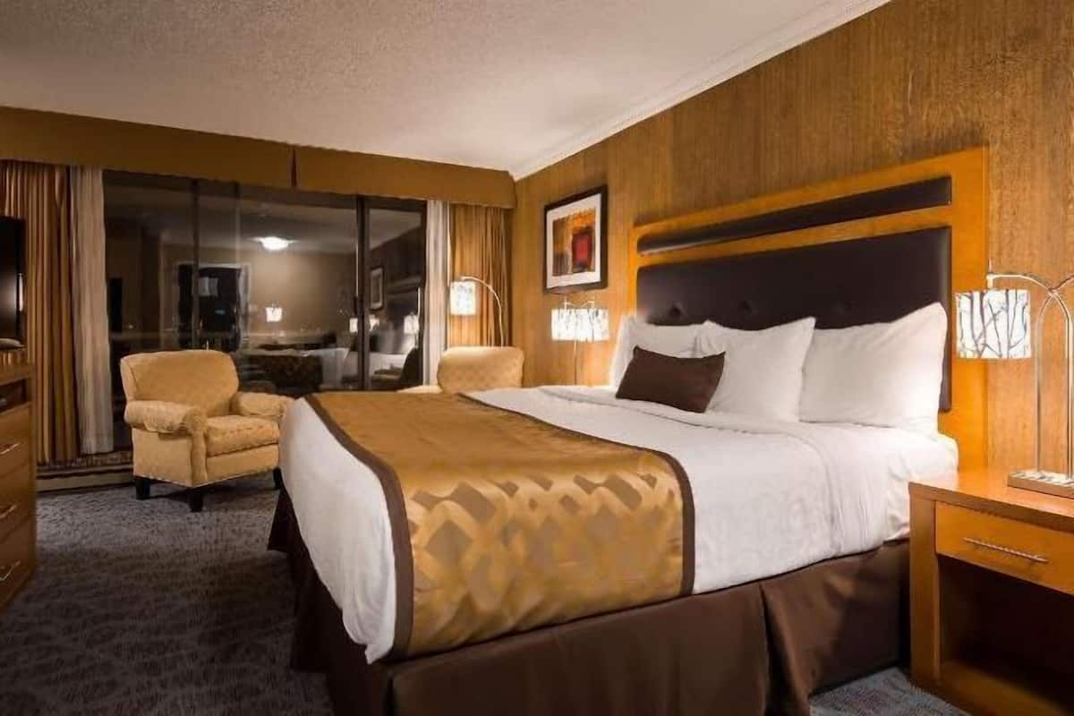 Hypo-allergenic bedding, pillowtop beds, in-room safe, desk