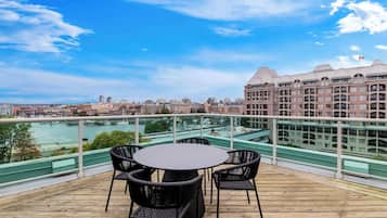 Suite, varias camas, cocina, vista al puerto | Ropa de cama hipoalergénica y camas con pillow-top