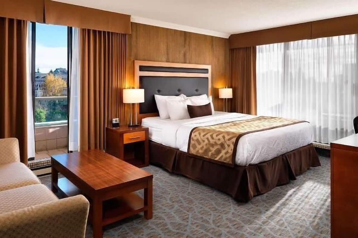 Hypo-allergenic bedding, pillowtop beds, in-room safe, desk