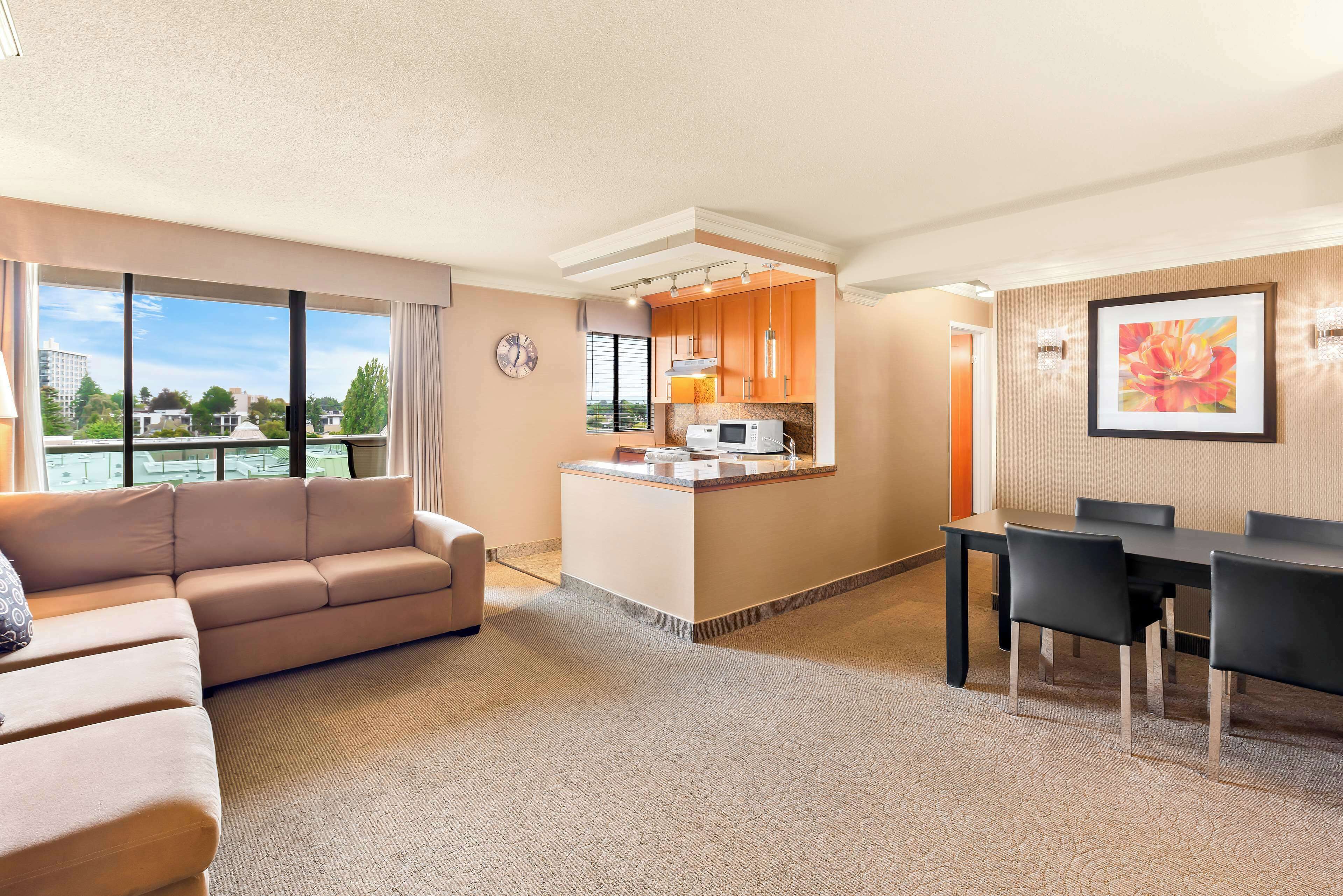 Suite, 1 Katil Ratu (Queen), Non Smoking, Kitchenette (with Sofabed) | Peralatan tempat tidur hipoalergenik, tilam berlapik 