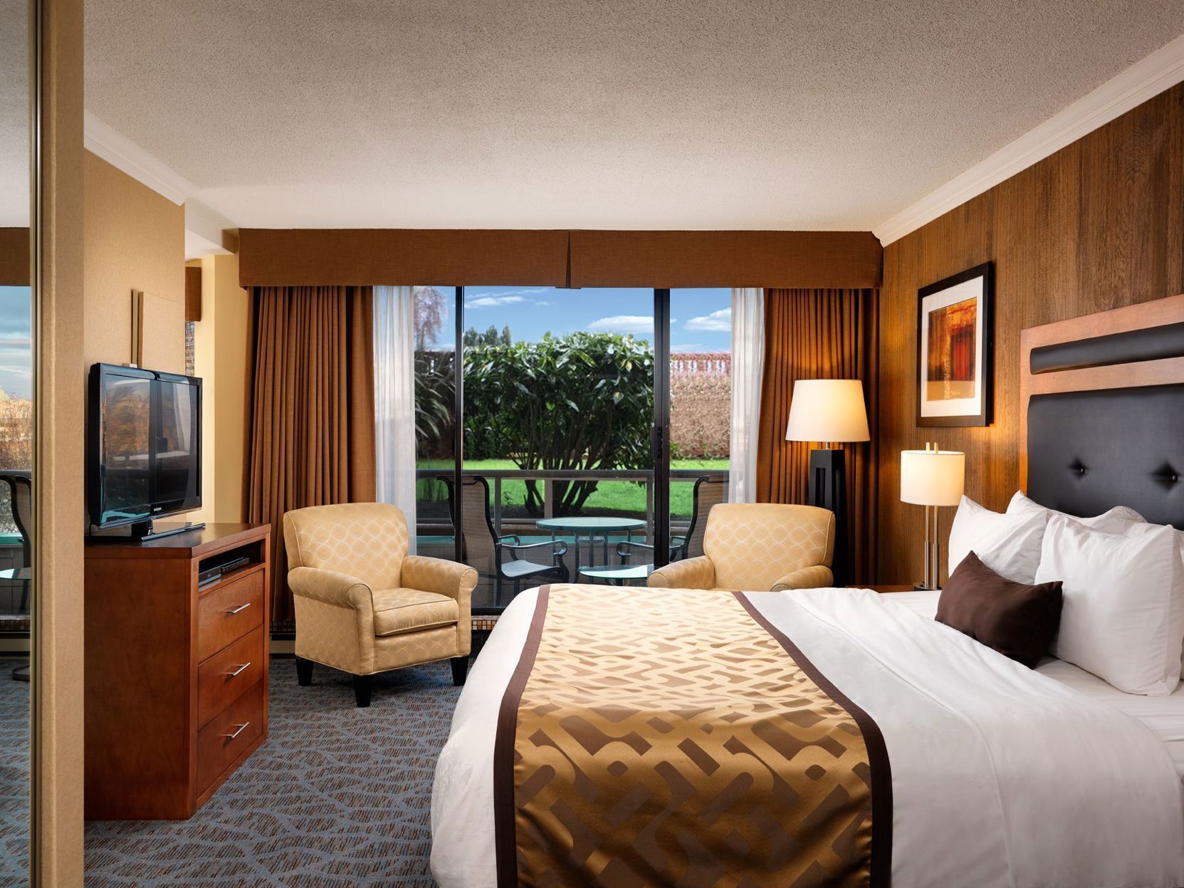 Hypo-allergenic bedding, pillowtop beds, in-room safe, desk