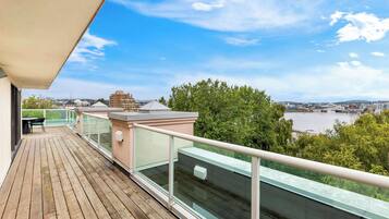 Suite, 1 King Bed, Kitchen, Harbour View (Penthouse;with Sofabed)